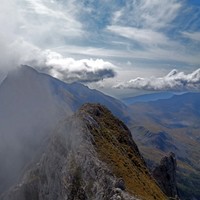 Descente juste après le sommet, dans cette pente à droite.