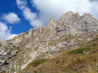 Vue depuis le bas sur la dernière combe délicate à descendre. Vue depuis le bas sur la dernière combe délicate à descendre.