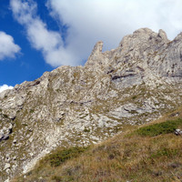 Vue depuis le bas sur la dernière combe délicate à descendre.