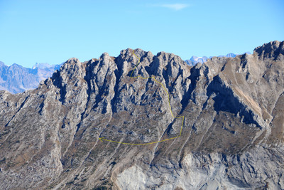 Tracé de la descente depuis le sommet principal dans la face W. Tracé de la descente depuis le sommet principal dans la face W.