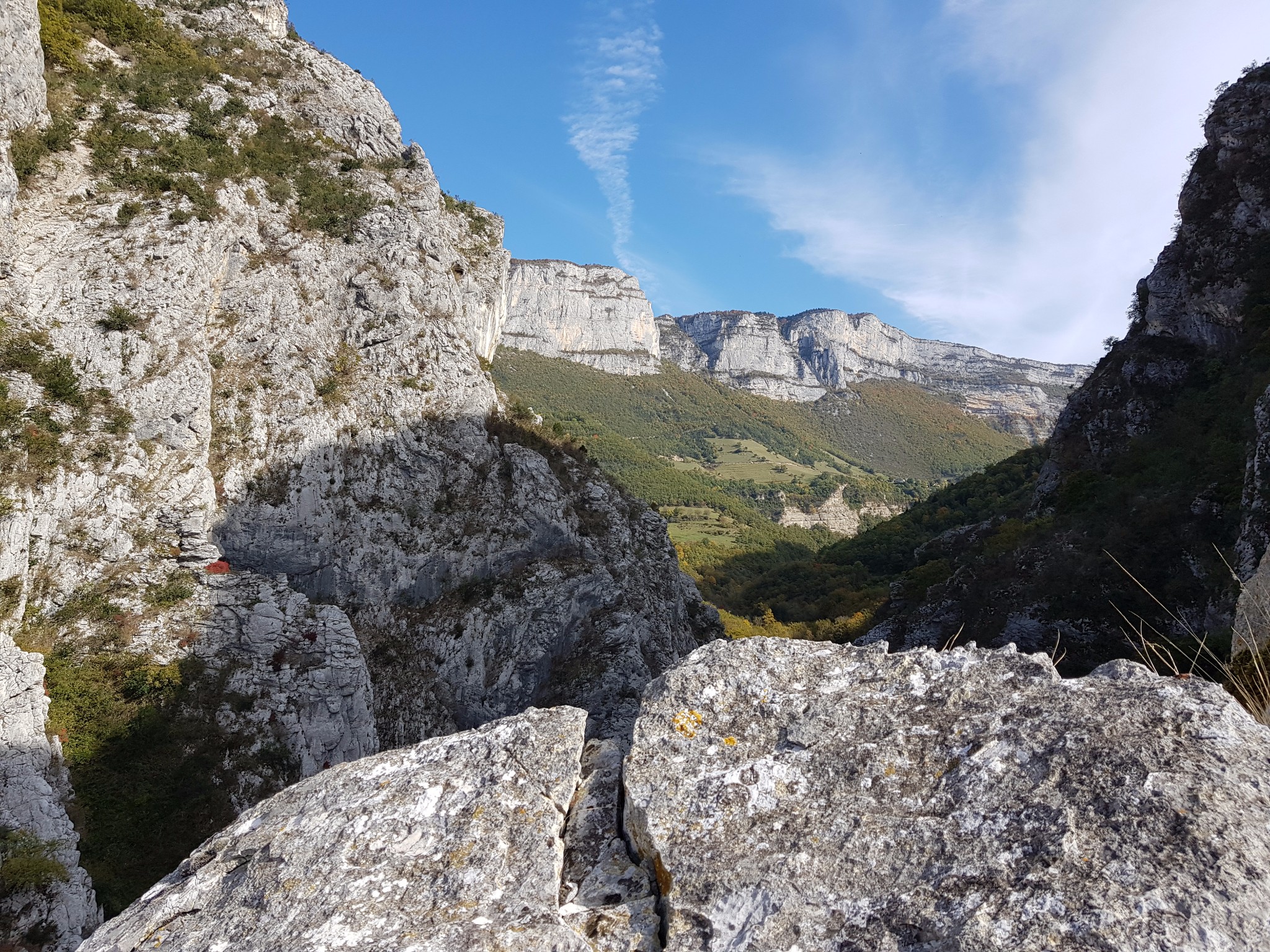 Gorge de la Vernaison et rochers de l'Allier depuis le sommet des voies