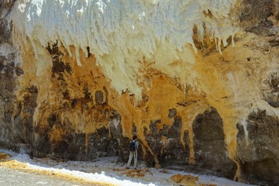 stalagtites sulfurées sur le glacier de sel de Bandar Abbas stalagtites sulfurées sur le glacier de sel de Bandar Abbas