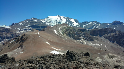 Cerro Pintor and Cerro Plomo behind. Cerro Pintor and Cerro Plomo behind.