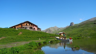 Refuge de la Blanche en été Refuge de la Blanche en été