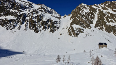 Refuge Migliorero et couloir menant au Passo di Rostagno Refuge Migliorero et couloir menant au Passo di Rostagno