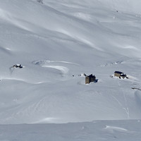Miserin refuge, chapelle et un peu lac