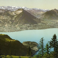 Lac des 4 cantons, Alpes Bernoises au fond (Wetterhorn-Mönch-Eiger), vue du Rigi, par Photoglob N°0000009235 en 1900