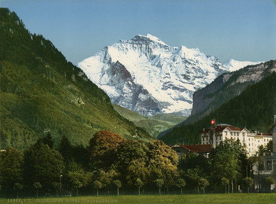 Interlaken, vue sur la Jungfrau, en 1900, par Photoglob N°0000018698