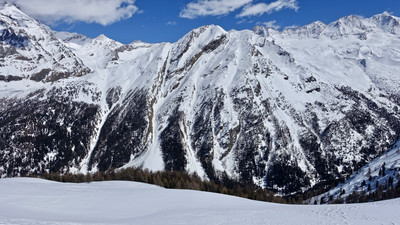 Pointe Leiser et son couloir rectiligne partant de l'épaule N Pointe Leiser et son couloir rectiligne partant de l'épaule N
