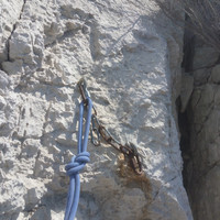 premier relais de rappel, avant d'avoir été relié par une cordelette le 07/04/2018