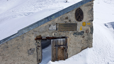 Bivouac Testafochi il semble envahi par la neige mais c'est juste le sasse d'entrée Bivouac Testafochi il semble envahi par la neige mais c'est juste le sasse d'entrée
