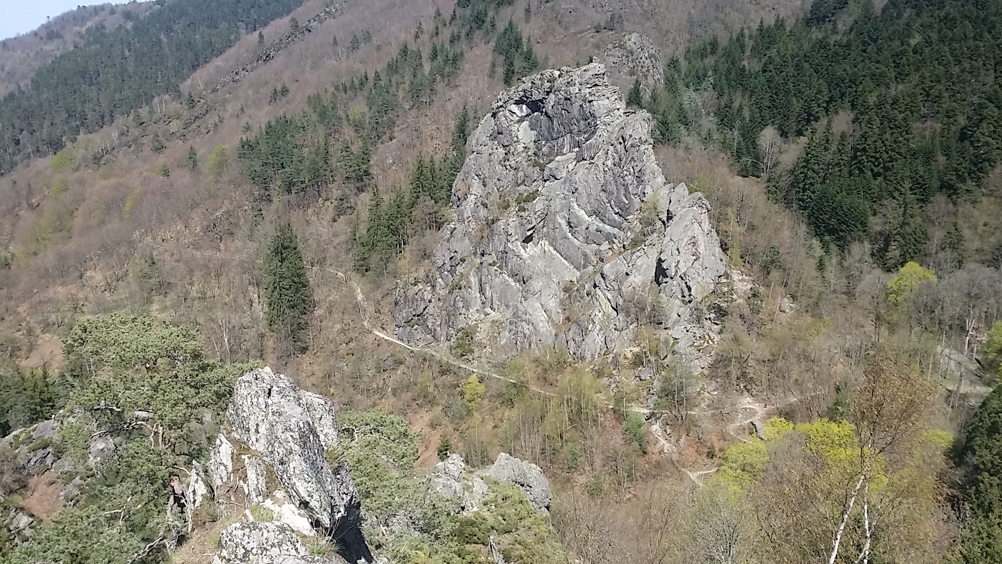Roche Corbière depuis le piton rocheux dominant le barrage