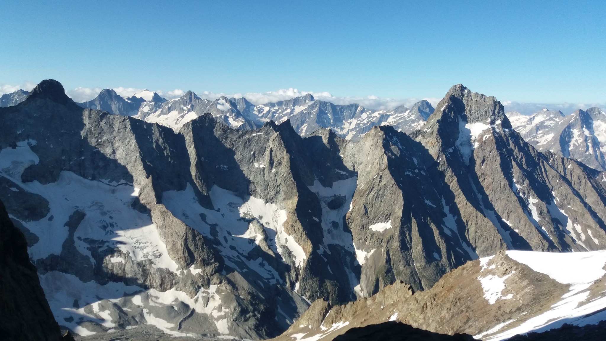 Col de la Lauze en traversée depuis le Refuge de la Selle Col de la Lauze en traversée depuis le Refuge de la Selle