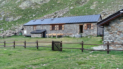 Bivouac / Refuge Ménabréaz vallon des Laures Bivouac / Refuge Ménabréaz vallon des Laures