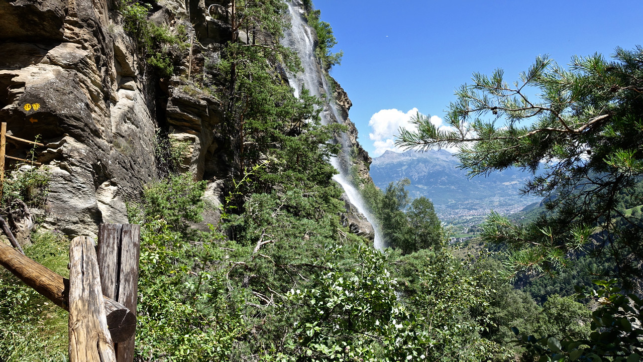 Passage dans un tunnel au niveau de la cascade qui aurait pu être rafraîchissante par ces chaleurs