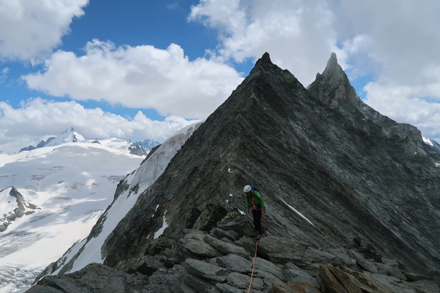 On a désescaladé la Dent de Tsalion et rejoint le Col... Direction la Pointe de Tsalion avant d'entamer l'interminable descente