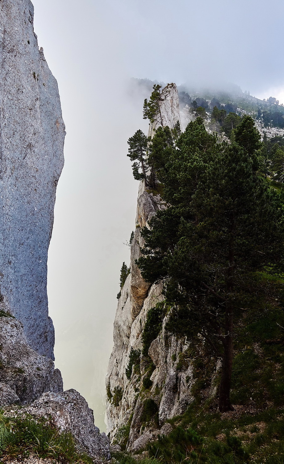 Les nuages remontent le long du Rocher Pointu...
