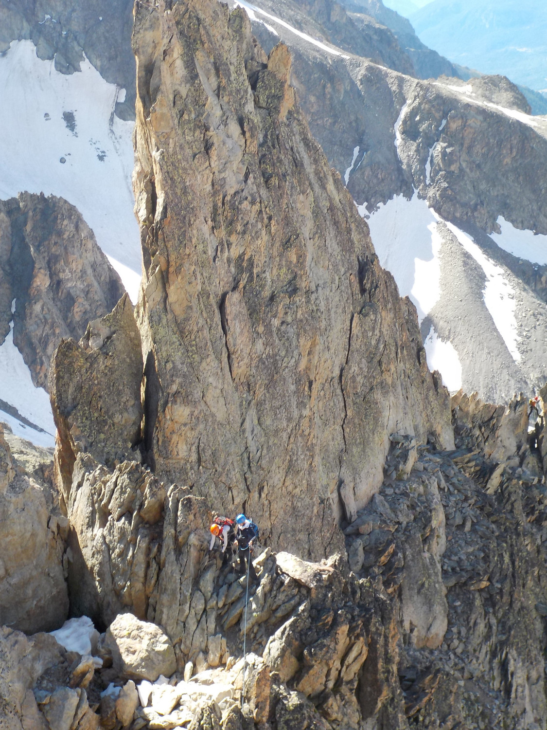 Passage de la 5ème point. On voit la 4ème pointe, très effilée, et les vires (W) que nous avons empruntées pour la contourner.