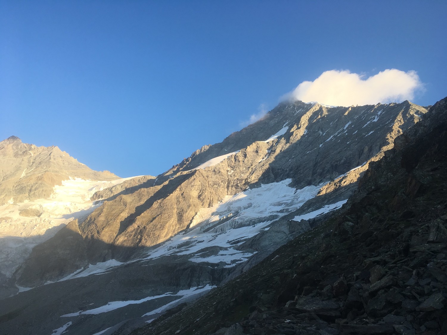 L'arête E et le sommet vus du refuge le lendemain matin