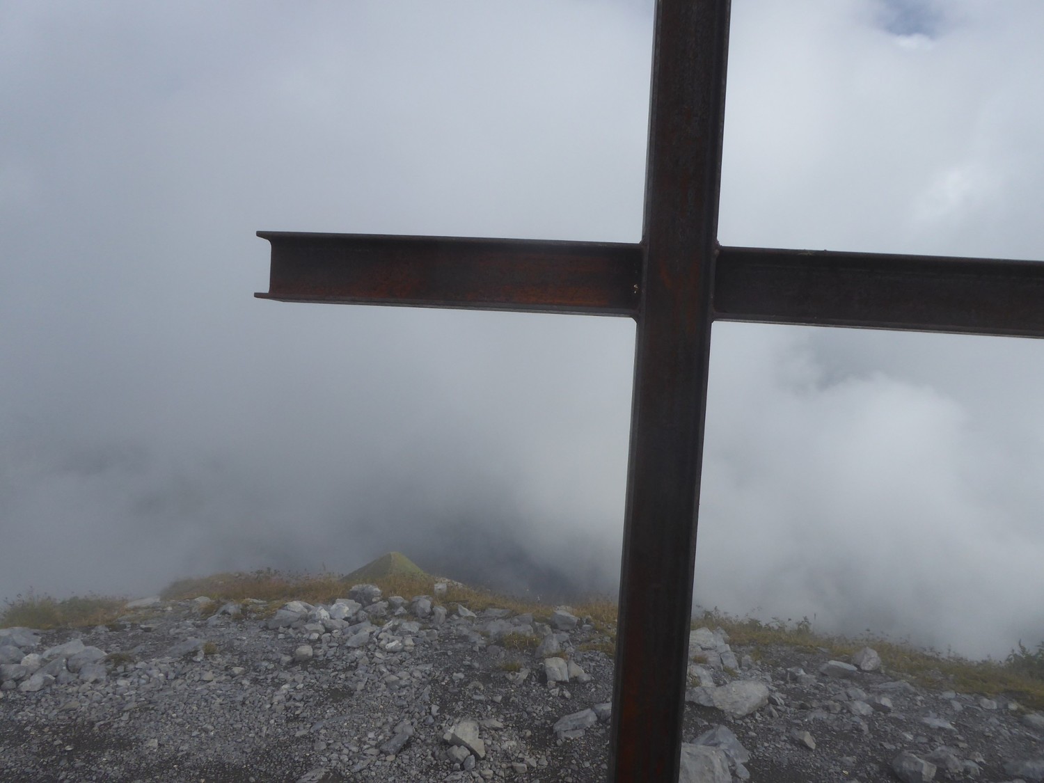la croix sommitale(nouvellement dressée??) Mt Charvin(2409m)