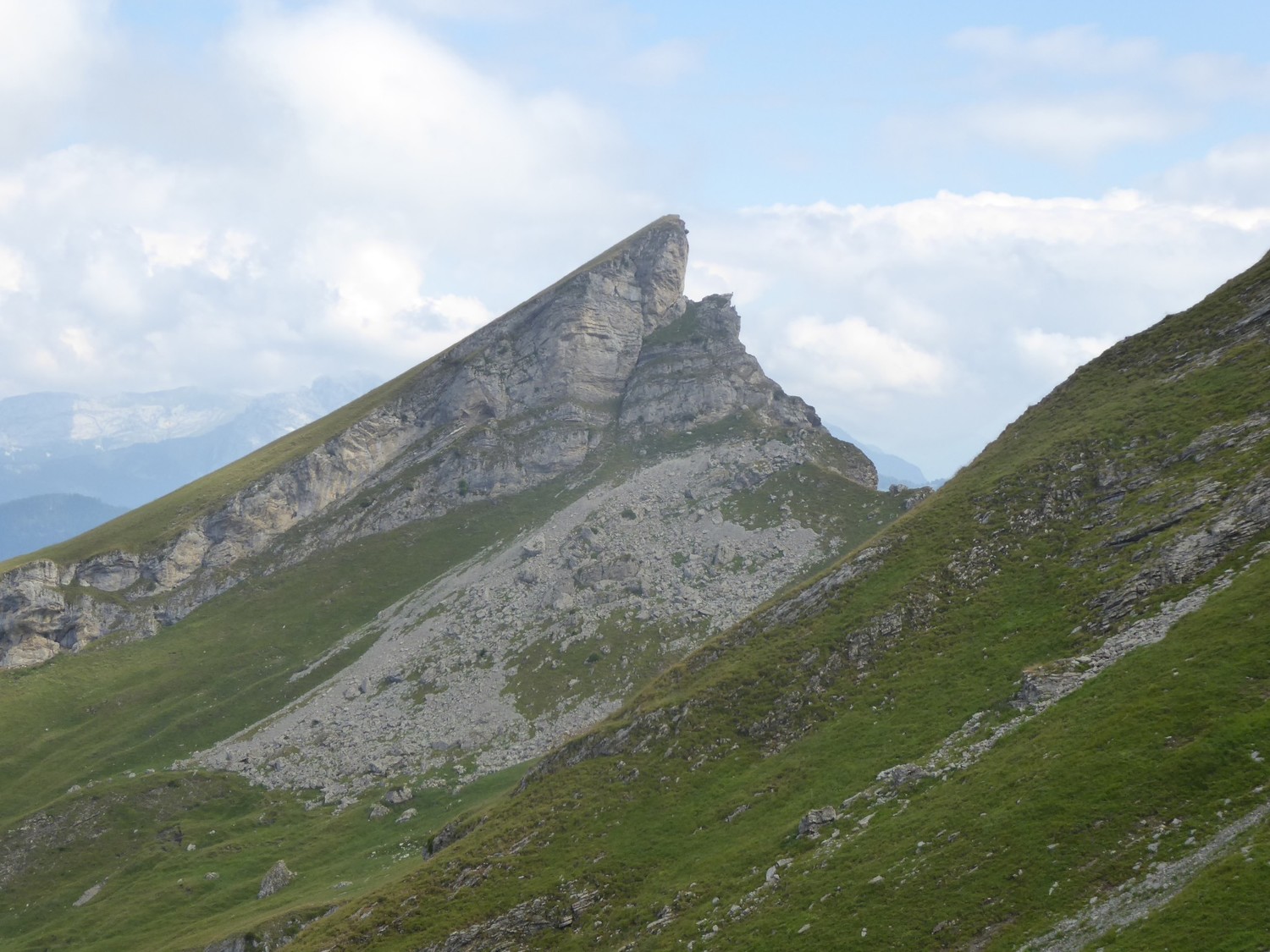 regard vers la Tuille - en montant vers col Porthets