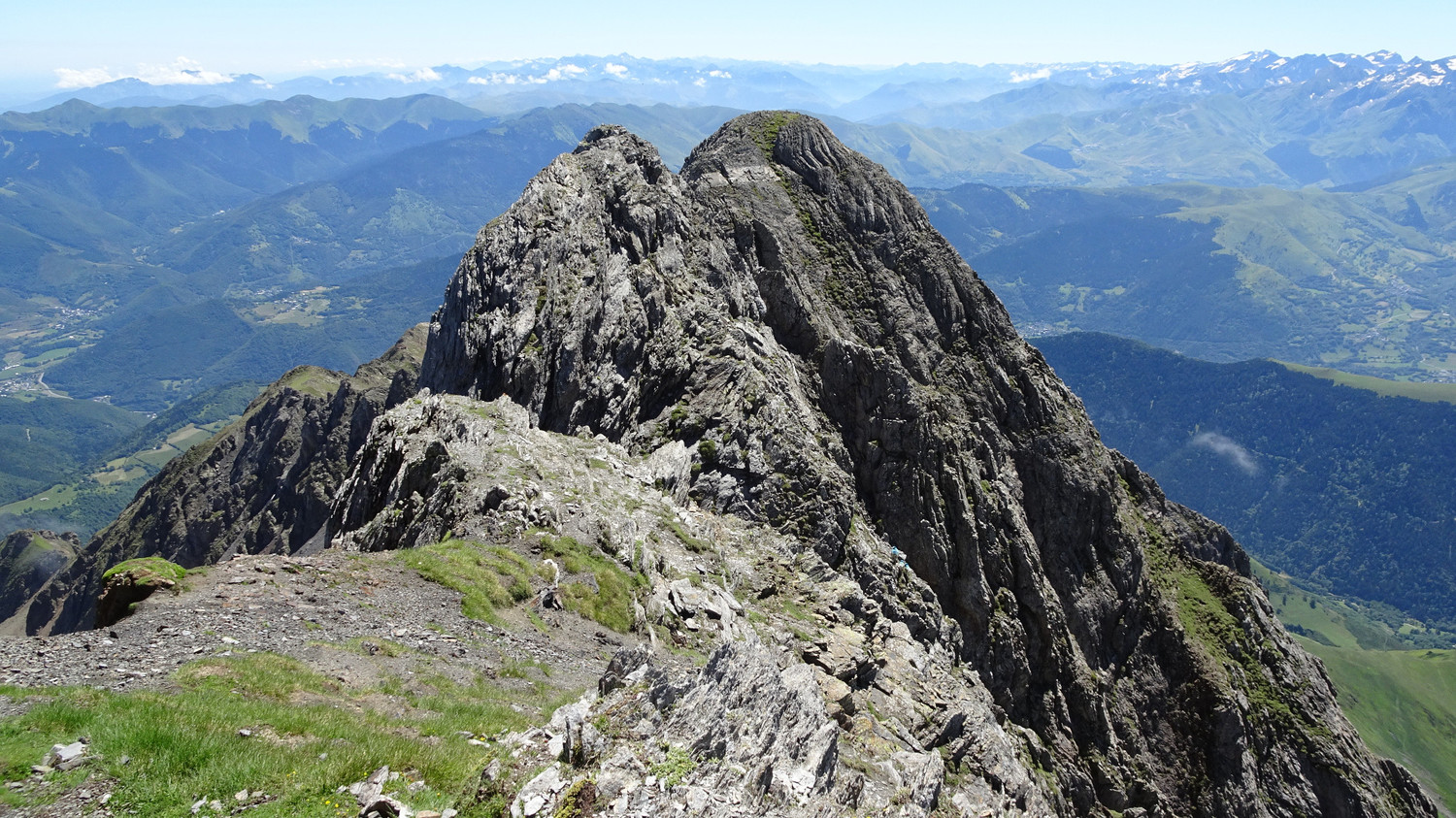 La dernière dent se descend sur le fil ou se contourne par une vire (visible sur la photo)