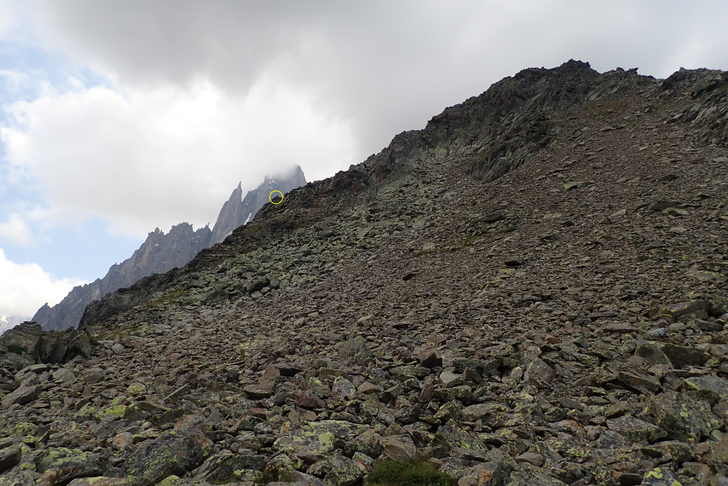 Approche, à 2300m viser le cairn...
