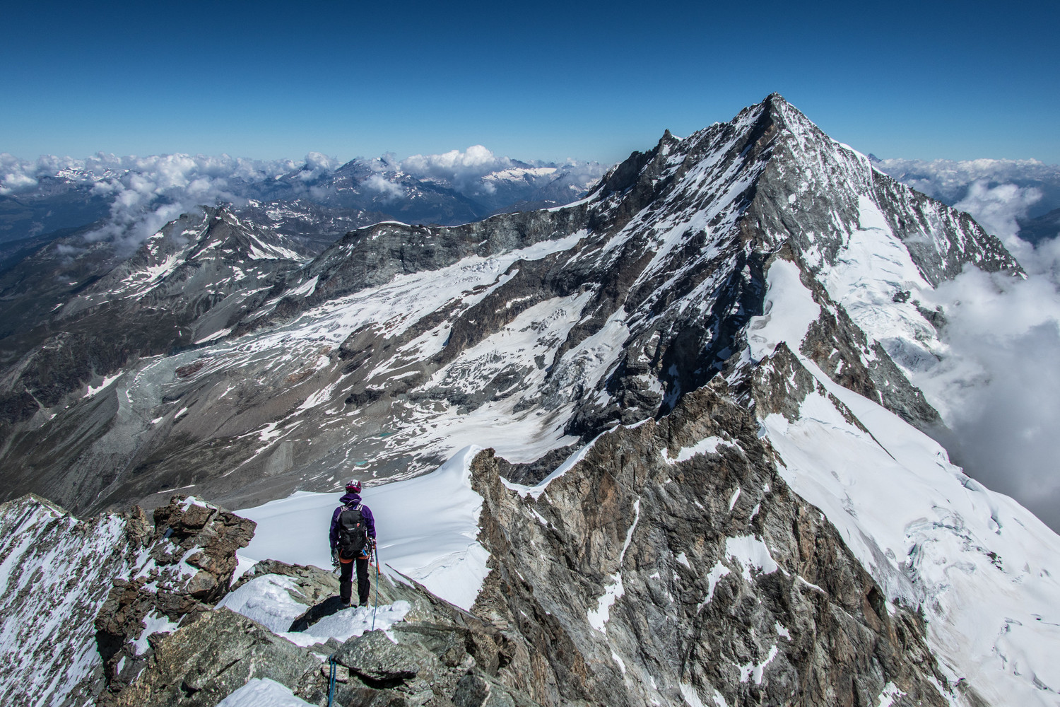 Descente superbe et exposée sur fond de Weisshorn