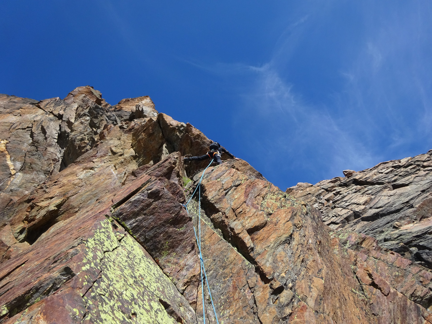 Le dièdre qui fait quitter l'arête dalleuse du bas