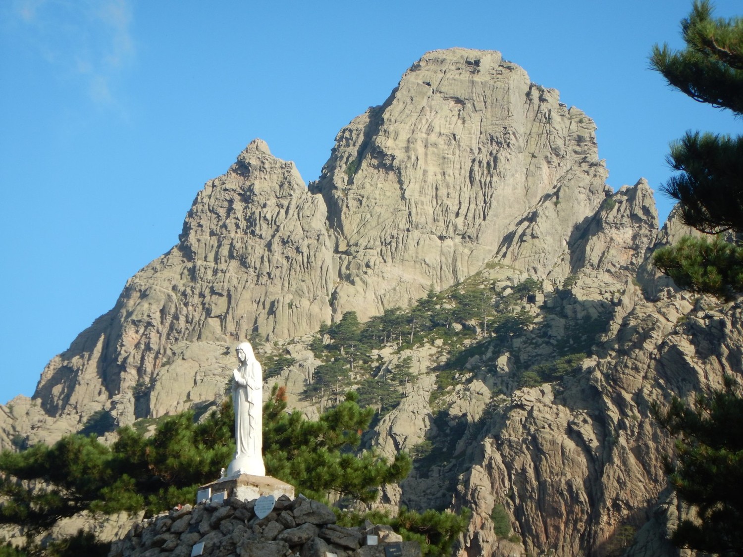 L'arete vue du col, au premier plan...