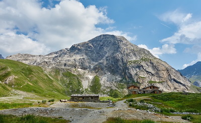 Refuge du Saut sur fond de Roche Pellier