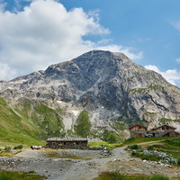 Refuge du Saut sur fond de Roche Pellier