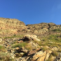 Début du pierrier, le col (env 2960) est tout droit