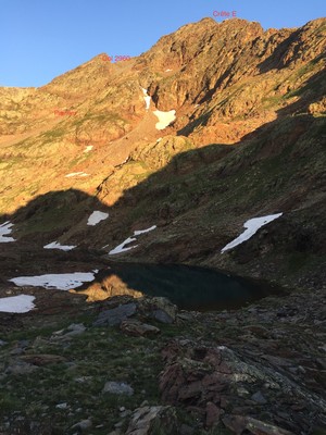 Vue depuis les étangs jumeaux : rejoindre le pierrier, le col et la crête E Vue depuis les étangs jumeaux : rejoindre le pierrier, le col et la crête E