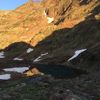 Vue depuis les étangs jumeaux : rejoindre le pierrier, le col et la crête E