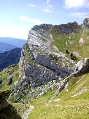 Face sud, dalle, et arête SE Face sud, dalle, et arête SE