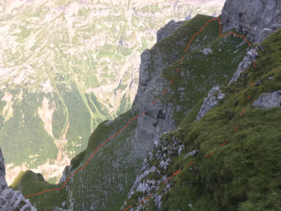 Dernières pentes herbeuses avant la vire caillouteuse Dernières pentes herbeuses avant la vire caillouteuse