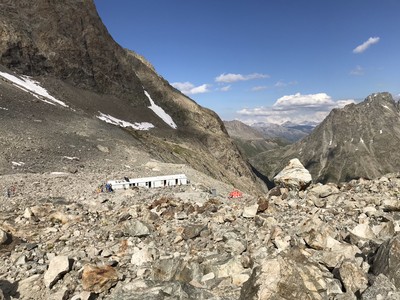 Ancien refuge du Pavé et tente dôme dortoir