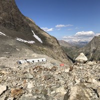 Ancien refuge du Pavé et tente dôme dortoir