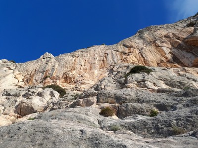 Paroi de la corniche, partie de gauche Paroi de la corniche, partie de gauche