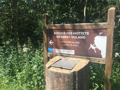 Panneau d'accès se trouvant dans le virage de la route Panneau d'accès se trouvant dans le virage de la route
