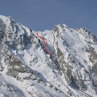 Noir : branche de droite 5.2. Rouge : rectiligne 5.2+. Noir en tirets : branche de gauche 5.1. D'après Jip sur Skitour.