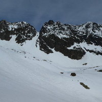 le col des Lacs entre la Becca du Lac et l'aiguille Rouge des Lacs, le lac Mort en contrebas