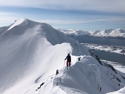 Sur l’arête. Le Stetinden et sa face E en arrière-plan Sur l’arête. Le Stetinden et sa face E en arrière-plan
