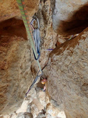 Quatrième longueur de la Cheminée du cirque dans le cirque du Devenson aux Calanques de Marseille