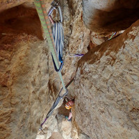 Quatrième longueur de la Cheminée du cirque dans le cirque du Devenson aux Calanques de Marseille