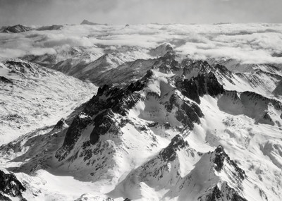 Massif des Cerces N, haute Clarée à gauche, Viso, Rochebrune, Chambeyron au fond par Walter Mittelholzer en 1930 Massif des Cerces N, haute Clarée à gauche, Viso, Rochebrune, Chambeyron au fond par Walter Mittelholzer en 1930