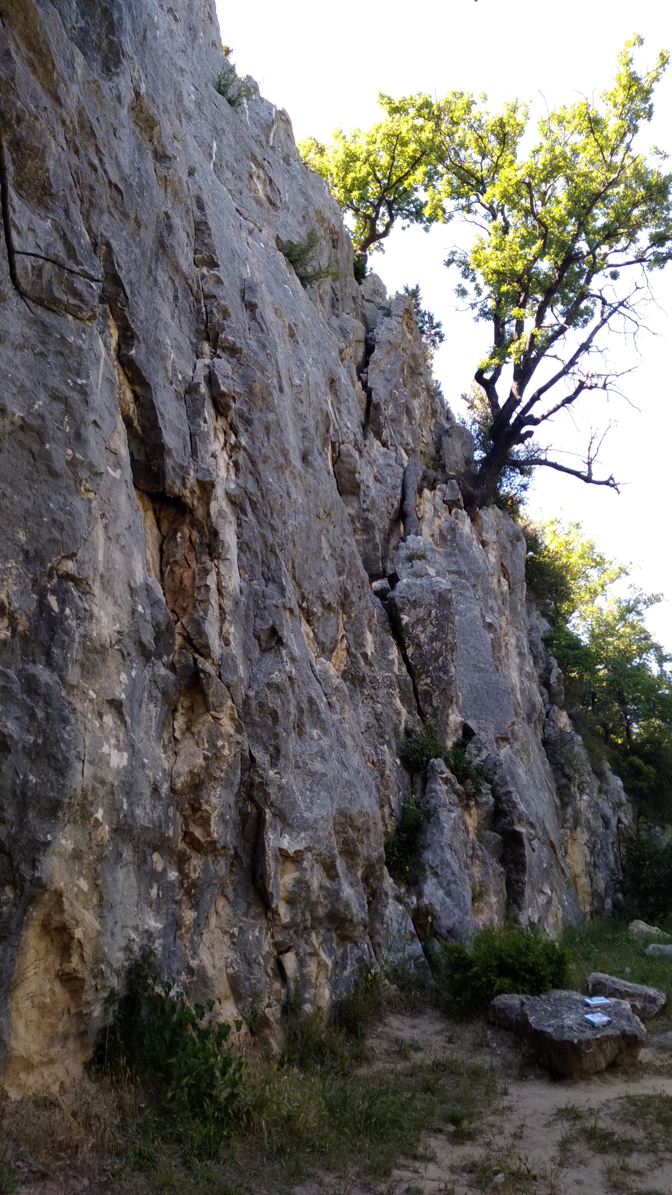 La falaise passe a l'ombre vers 15h début juin.