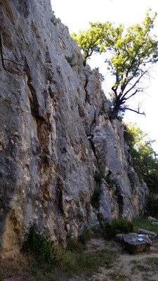 La falaise passe a l'ombre vers 15h début juin.
