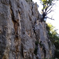 La falaise passe a l'ombre vers 15h début juin.